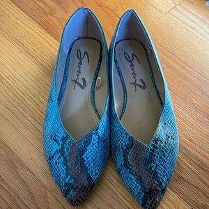 Seven7 Women's Blue Snakeskin Flats